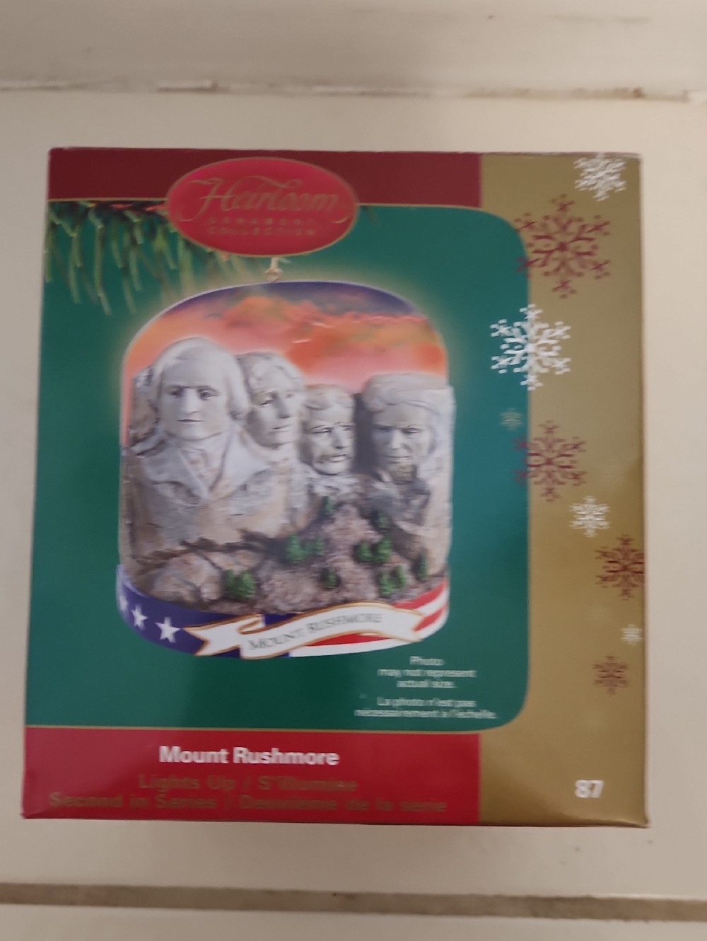 Carlton Cards:  Mount Rushmore Holiday Light-Up Decor - Green/Red